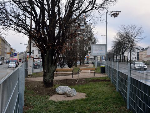 Fenced dog zone with benches on Sechshauser Strasse in Vienna