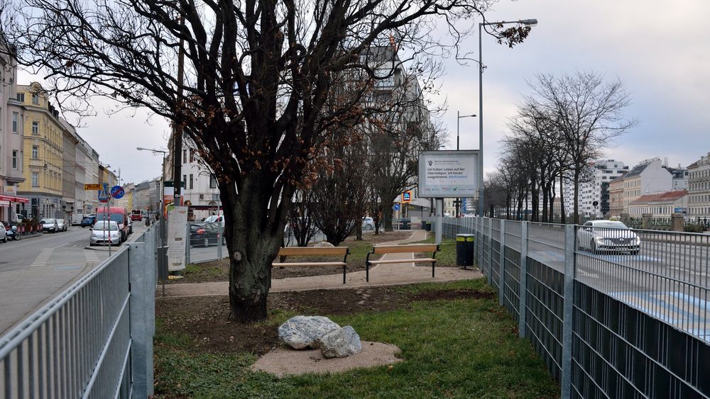 Fenced dog zone with benches on Sechshauser Strasse in Vienna