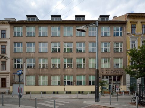 Public primary school building on Czerninplatz in Vienna