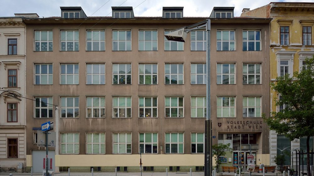 Public primary school building on Czerninplatz in Vienna