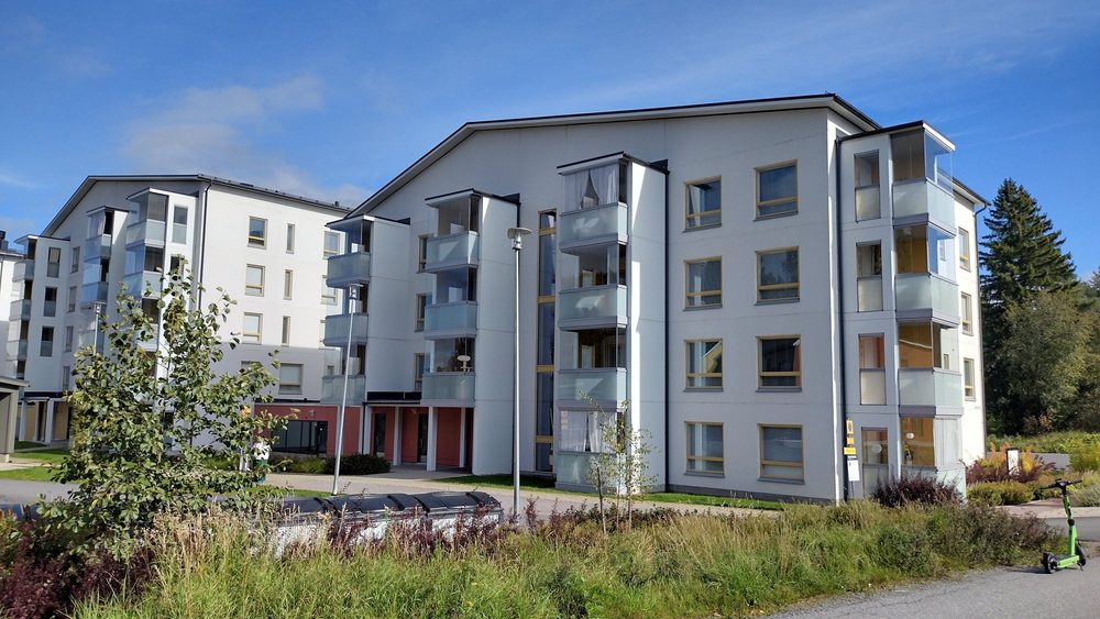 Modern white apartment buildings on Nuijatie with a garden in front
