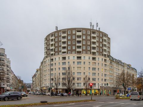 Curved apartment building in Berlin-Schoneberg