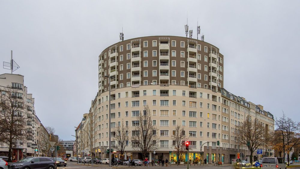 Curved apartment building in Berlin-Schoneberg