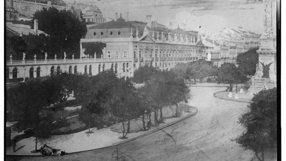 Historic black and white photograph of the US Embassy in Lisbon and its garden square