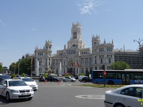 Madrid City Hall at Cibeles with traffic in front