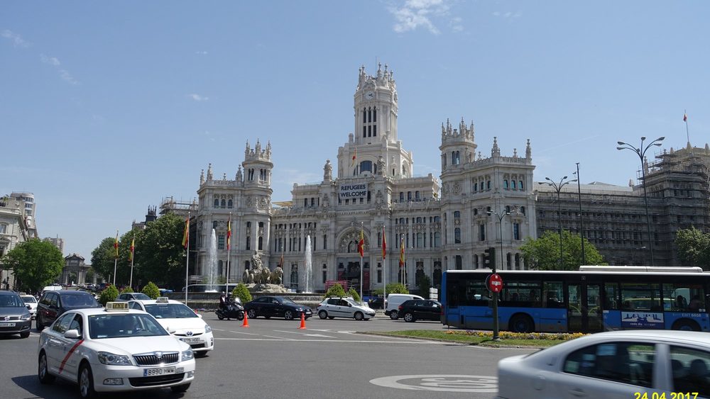 Madrid City Hall at Cibeles with traffic in front